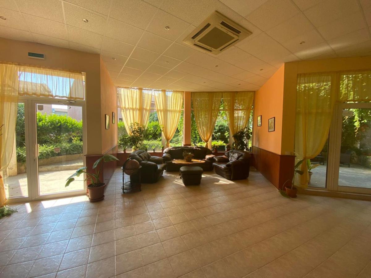 קרנבו Pancho Family Hotel מראה חיצוני תמונה