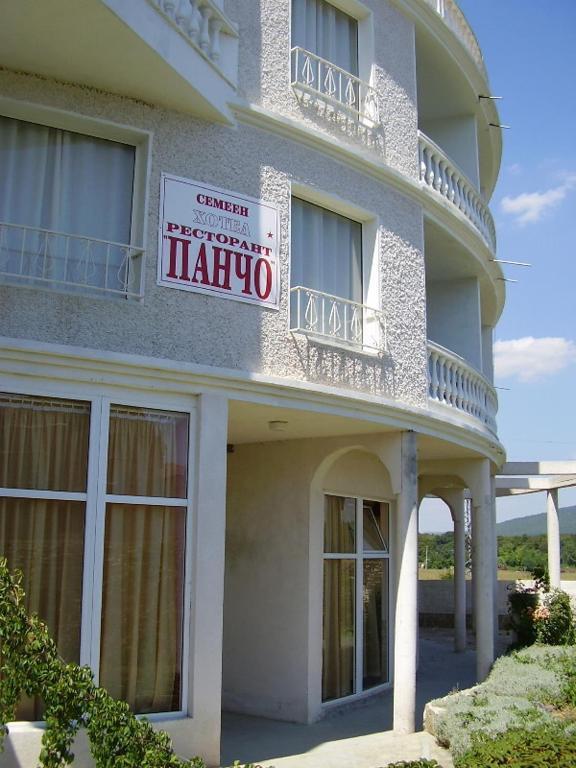 קרנבו Pancho Family Hotel מראה חיצוני תמונה
